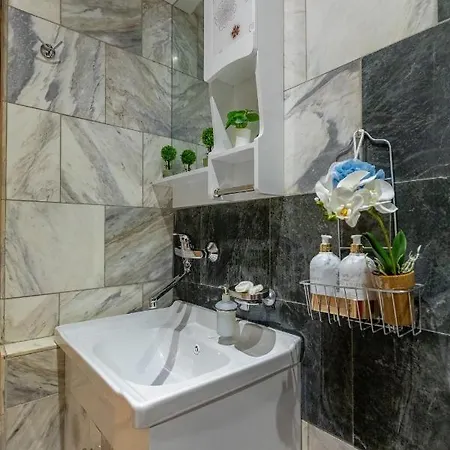 Large Terrace + Quiet Apt Апартамент